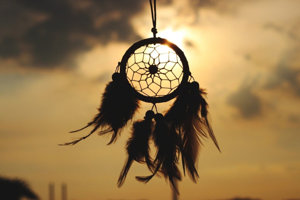 dream catcher 902508 1920 1024x682 - As 12 Leis Universais [Resumidas]